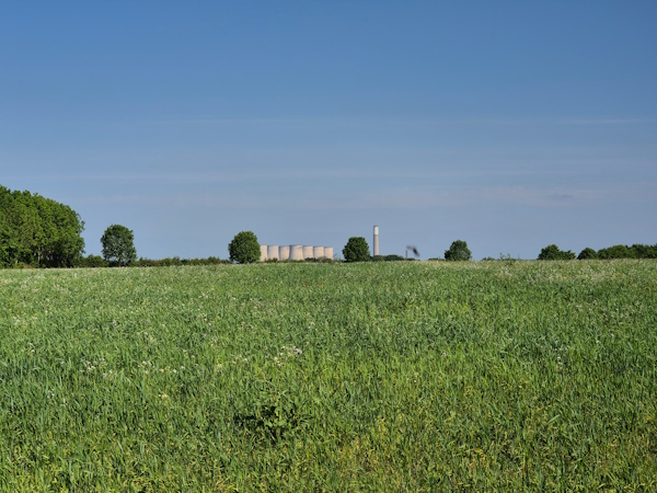 A picture showing an empty field, with the ratcliffe-on-soar cooling towers in the distance